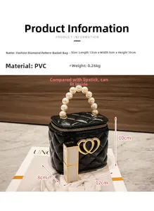 Dettaglio borsa a secchiello trapuntata nera in PVC con manico di perle e cuore