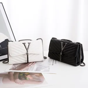 Borse a tracolla trapuntate con logo a V e nappe metalliche nei colori nero e bianco