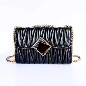 Elegante borsa a tracolla trapuntata nera con chiusura dorata e catena in metallo
