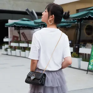 Elegante borsa a tracolla trapuntata nera con catena dorata e fibbia geometrica