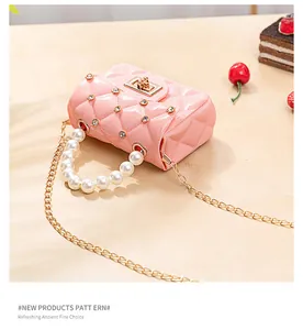 Détail du sac en gelée rose avec texture matelassée, poignée perle et chaîne diamant