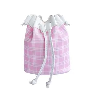 Rosa karierte Kordelzug-Beuteltasche mit weißem Lederbesatz und süßem, kompaktem Design