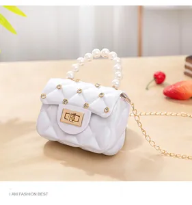 Détails du petit sac en gelée matelassé blanc avec poignée perle et strass