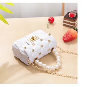 Vue détaillée du mini sac gelée blanc avec clous en diamant et anse en perles élégante