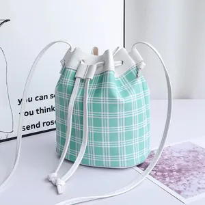 Minzgrüne karierte Beuteltasche mit weißem Kordelzug und dünnem Schultergurt-Design