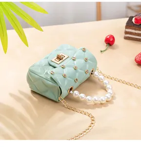 Détail du mini sac vert menthe matelassé avec cristaux et poignée en perles chic