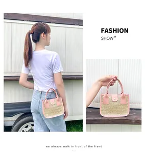 Détails du sac en paille tissée avec garniture en cuir rose, chaîne dorée et boucle