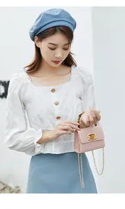 Mini borsa rosa con goffratura coccodrillo, manico in bambù vintage e catena oro