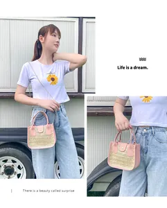 Détail d'un mini sac en paille tressée avec bordure en cuir rose et bandoulière