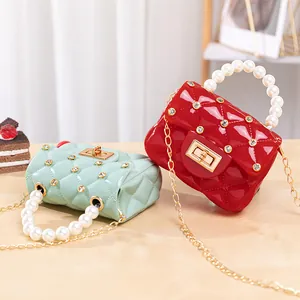 Mini sac gelée matelassé avec poignée en perles et bandoulière chaîne dorée