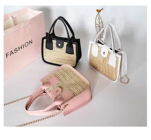 Détail de la texture paille tressée et cuir PU sur mini sacs à chaîne multicolores