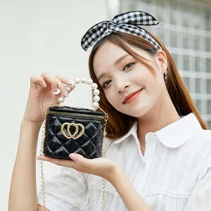 Mini borsa trapuntata nera da donna con manico di perle e chiusura a doppio cuore