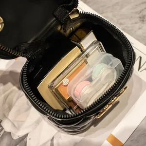 Beauty case trapuntato nero con cerniera dorata e spazio interno per il trucco