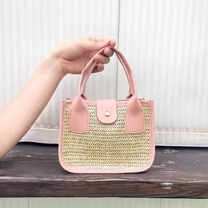 Mini sac à main tissé pour femmes avec garniture en cuir rose et fermoir en métal doré
