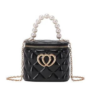 Mini borsa jelly trapuntata nera con manico di perle e chiusura a doppio cuore dorato