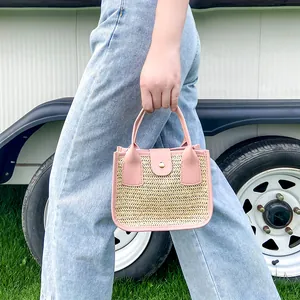 Sac à main en cuir rose et paille tissée pour femme avec un design carré à chaîne chic