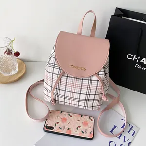 Mini mochila de mujer en rosa y crema con cuadros, cierre de cordón y logo de metal