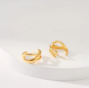 Mehrlagige, hohle C-förmige Ohrstecker aus 18K vergoldetem Messing auf weißem Sockel