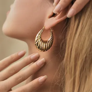 Klassische Creolen aus 18K vergoldetem Messing im Croissant-Design mit Rillenstruktur