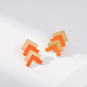 Detail von 18K vergoldeten Ohrsteckern mit lebendiger orangefarbener Emaille in V-Form