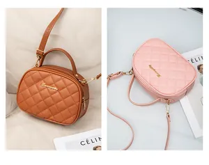 Détails des sacs bandoulière en similicuir matelassé marron et rose avec logo doré