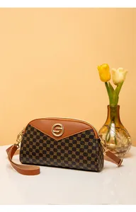 Détail d'un sac bandoulière vintage avec boucle dorée et texture en cuir