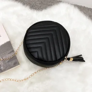 Runde schwarze Stepp-Umhängetasche mit goldener Kette und modischer Quaste