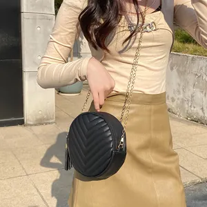 Schwarze runde Stepptasche für Damen mit modischer Quaste und goldener Kette als Riemen