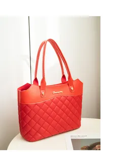 Gros plan du sac cabas rouge matelassé avec logo métallique doré Sunnypitty