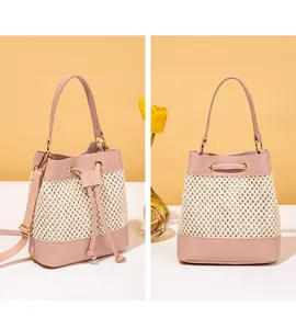 Détail du cordon en cuir rose et de la texture tissée beige du sac seau