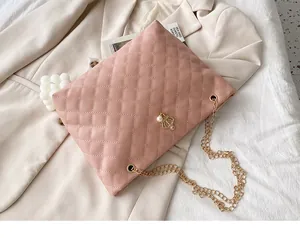Detail der rosa gesteppten Beuteltasche mit Kronen-Perlen-Schnalle und Goldkette