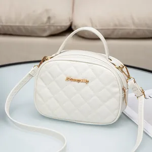 Sac bandoulière chic en cuir PU matelassé beige avec logo doré et bandoulière amovible