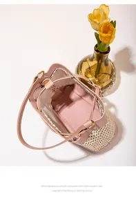 Détail du sac seau en similicuir rose et paille beige avec anneau en métal doré