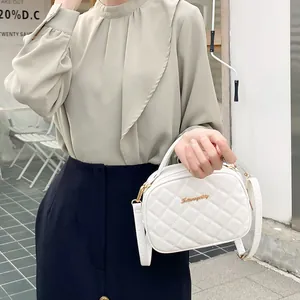 Sac bandoulière en cuir PU blanc matelassé avec logo doré et bandoulière réglable