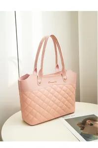 Détail du sac seau rose avec motif matelassé en losanges et logo Sunnycity doré