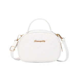 Sac caméra ovale matelassé blanc avec logo doré et bandoulière réglable