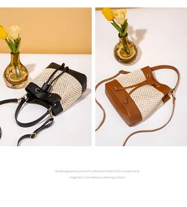 Détail de sacs seaux tissés en noir et marron avec cordon de serrage et garnitures en métal