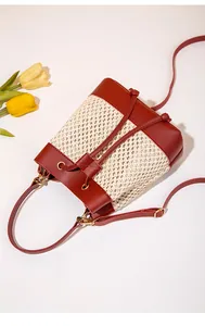 Détail du sac seau bicolore en cuir rouge brique et paille avec fermeture à cordon
