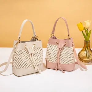 Sac seau en paille avec cordon de serrage et poignée supérieure en crème et rose