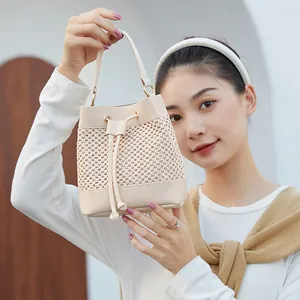 Sac seau tissé beige avec bordure en cuir et fermeture à cordon pour femme
