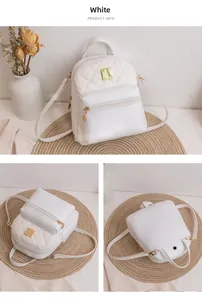 Trois angles d'un mini sac à dos blanc matelassé avec garniture métallique dorée