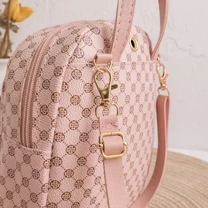 Mini mochila rosa con estampado de trébol de cuatro hojas y herrajes dorados en el hogar