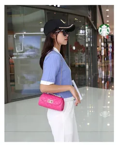 Détail du sac cylindrique rose avec poignée en perles et cuir matelassé chic