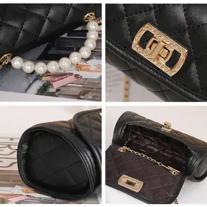 Mini sac cylindrique noir matelassé avec anse en perles et chaîne dorée