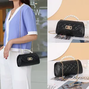 Sac cylindrique noir matelassé avec poignée en perles et bandoulière pour femme