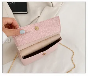 Innenansicht einer rosa Handtasche aus Leder mit goldener Kette und einem Magnetverschluss