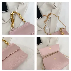 Nahaufnahme der rosa Handtasche mit Kieselleder, goldener Kette und Magnetverschluss