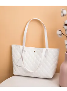 Détail du sac cabas matelassé blanc avec motif en losange et fermoir magnétique doré