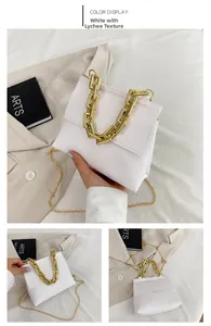 Detail der weißen Handtasche mit Litschi-Maserung und dickem goldenem Kettengriff