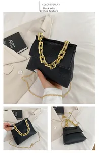 Detailansicht der schwarzen Umhängetasche mit Litschi-Muster und goldener Kette